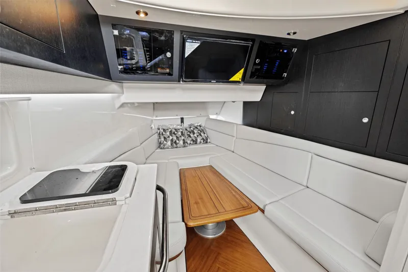 Slide: The Image of Boston Whaler 380 Realm 2025 - 33