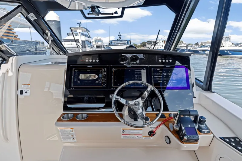 Slide: The Image of Boston Whaler 380 Realm 2025 - 28