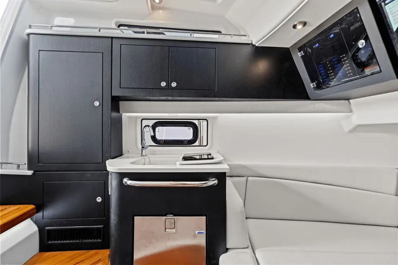 Slide: The Image of Boston Whaler 380 Realm 2025 - 37