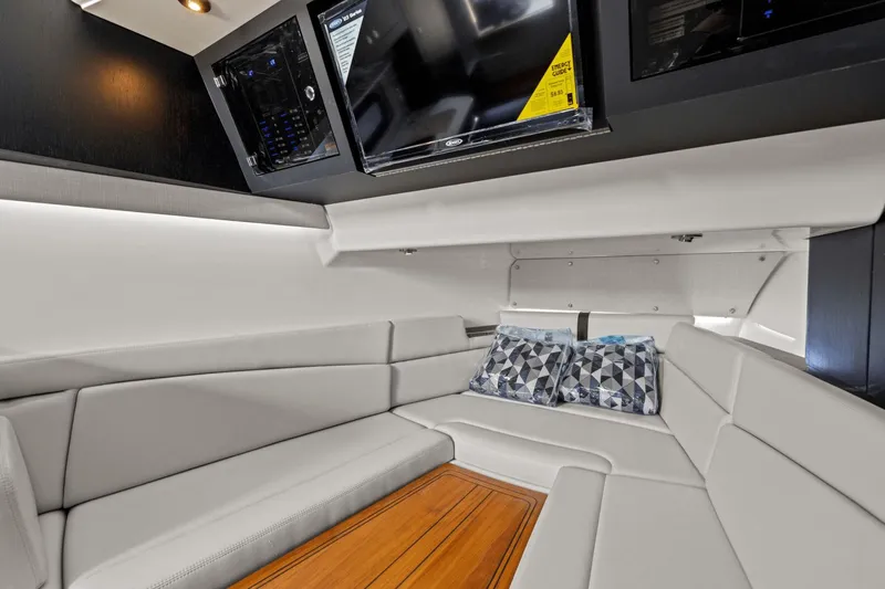 Slide: The Image of Boston Whaler 380 Realm 2025 - 35