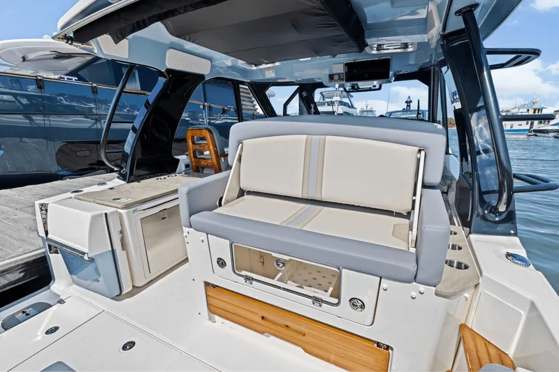 Slide: The Image of Boston Whaler 380 Realm 2025 - 13