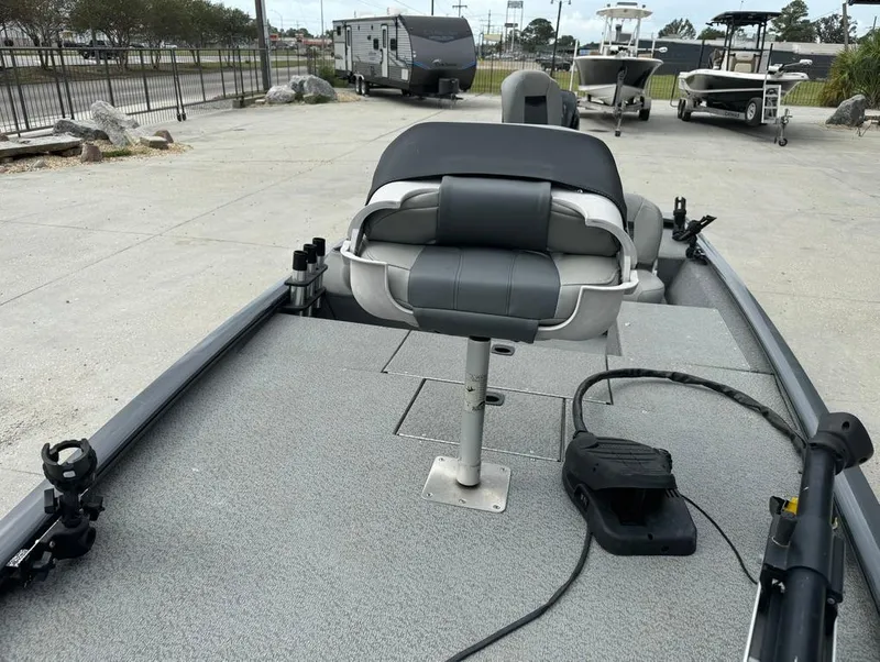 Slide: The Image of 2018 Tracker Pro 170 fishing boat with swivel seat and trolling motor. - 17