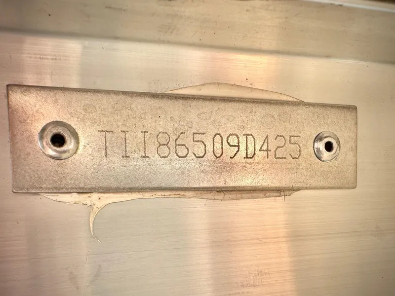 Slide: The Image of Serial number plate on 2025 Manitou 23 LX RFXW boat. - 33