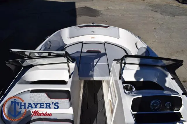 Slide: The Image of Bayliner M17 2025 - 10