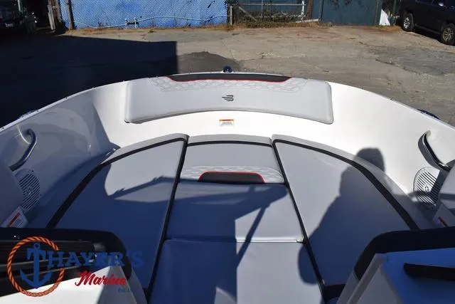 Slide: The Image of Bayliner M17 2025 - 11