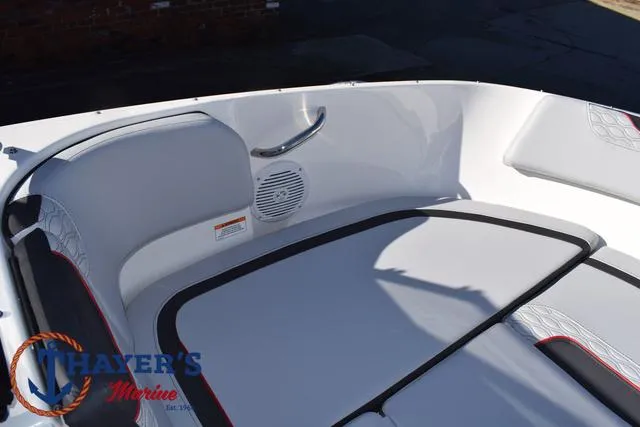 Slide: The Image of Bayliner M17 2025 - 12