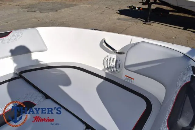 Slide: The Image of Bayliner M17 2025 - 13