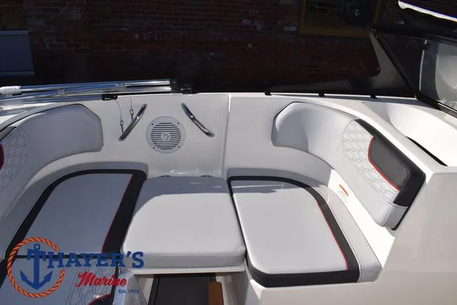 Slide: The Image of Bayliner M17 2025 - 20