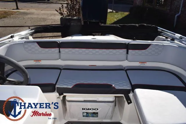 Slide: The Image of Bayliner M17 2025 - 23