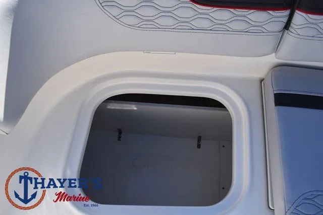 Slide: The Image of Bayliner M17 2025 - 26