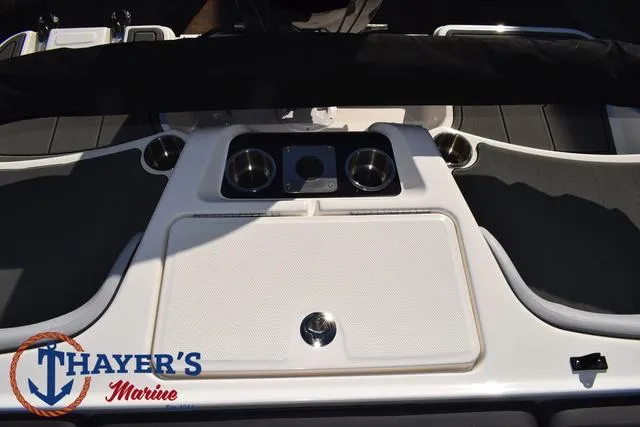 Slide: The Image of Bayliner M17 2025 - 28