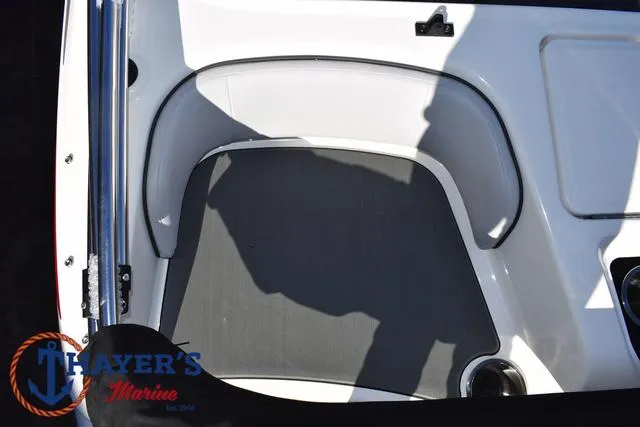 Slide: The Image of Bayliner M17 2025 - 30