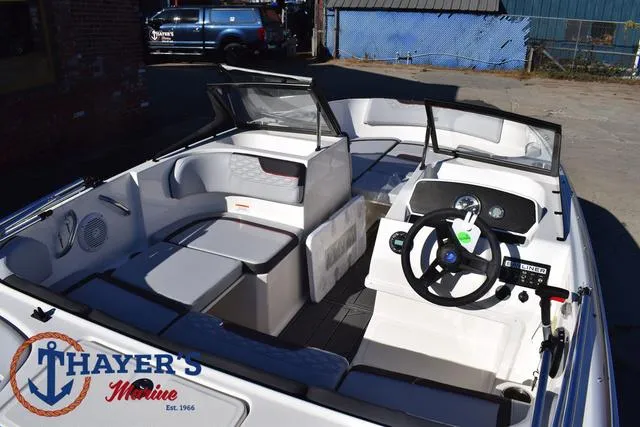 Slide: The Image of Bayliner M17 2025 - 32