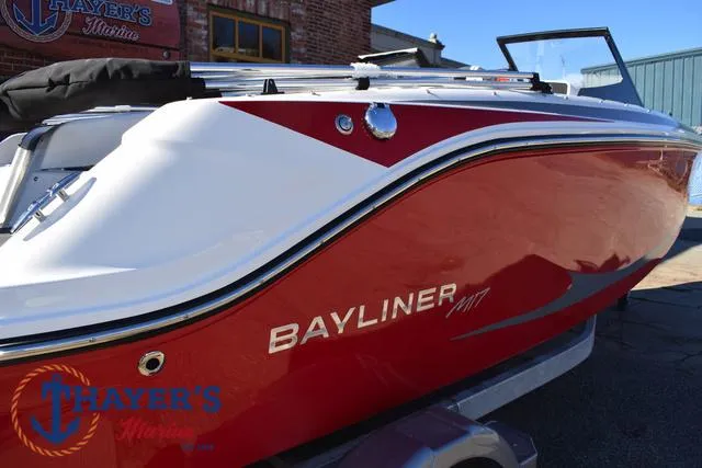 Slide: The Image of Bayliner M17 2025 - 34