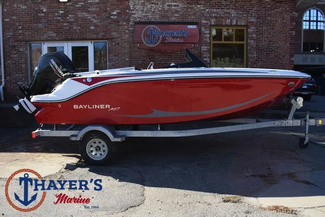 Slide: The Image of Bayliner M17 2025 - 38