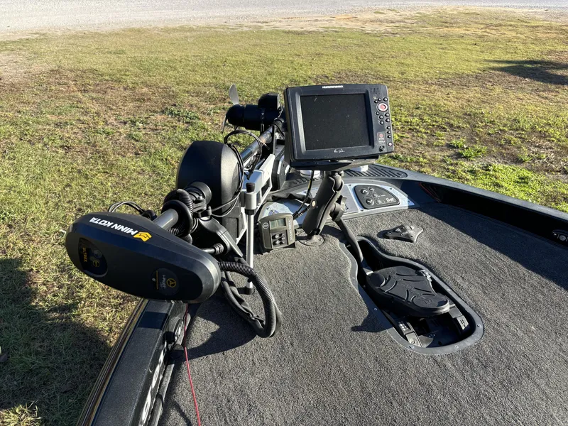 Slide: The Image of 2009 Ranger Z520 Comanche boat with Minn Kota trolling motor and fishfinder on deck. - 10
