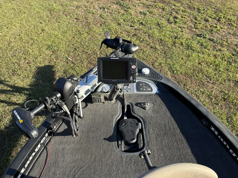 Slide: The Image of 2009 Ranger Z520 Comanche boat deck with electronics and trolling motor. - 16