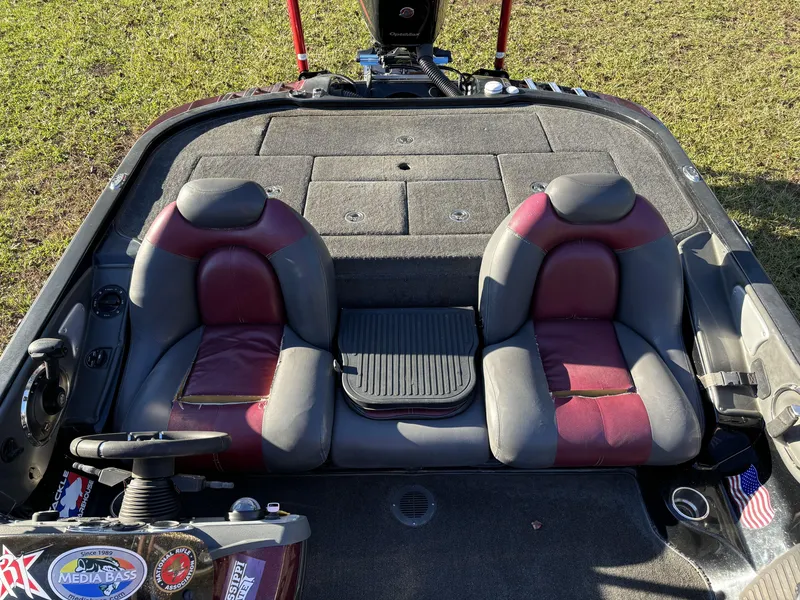 Slide: The Image of 2009 Ranger Z520 Comanche boat interior with dual seats and storage compartments. - 17