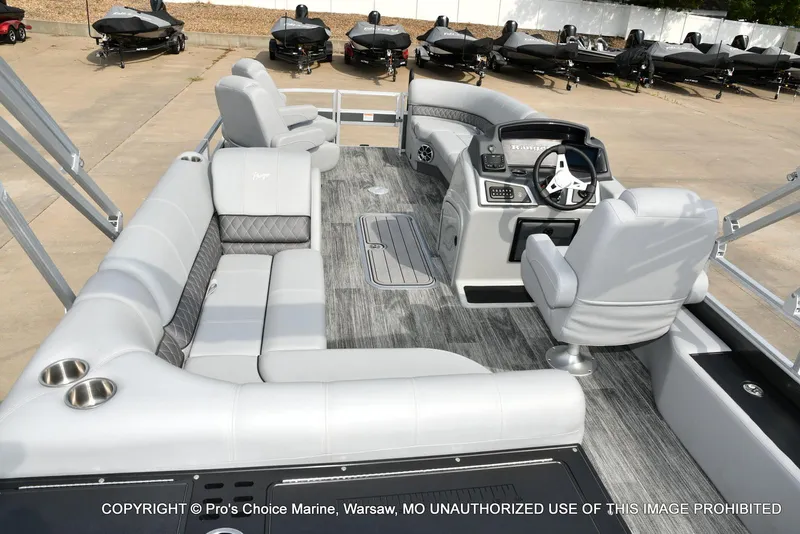 Slide: The Image of Ranger 223FC w/200HP Mercury 4 Stroke 2025 - 51