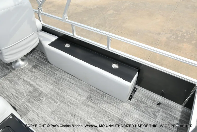 Slide: The Image of Ranger 223FC w/200HP Mercury 4 Stroke 2025 - 53