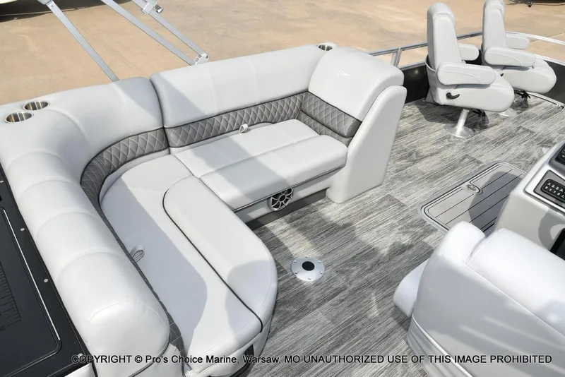 Slide: The Image of Ranger 223FC w/200HP Mercury 4 Stroke 2025 - 56