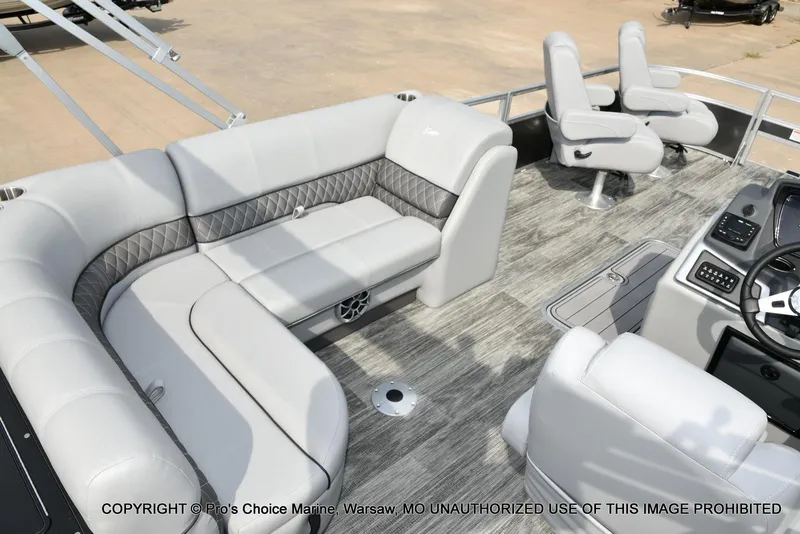 Slide: The Image of Ranger 223FC w/200HP Mercury 4 Stroke 2025 - 57