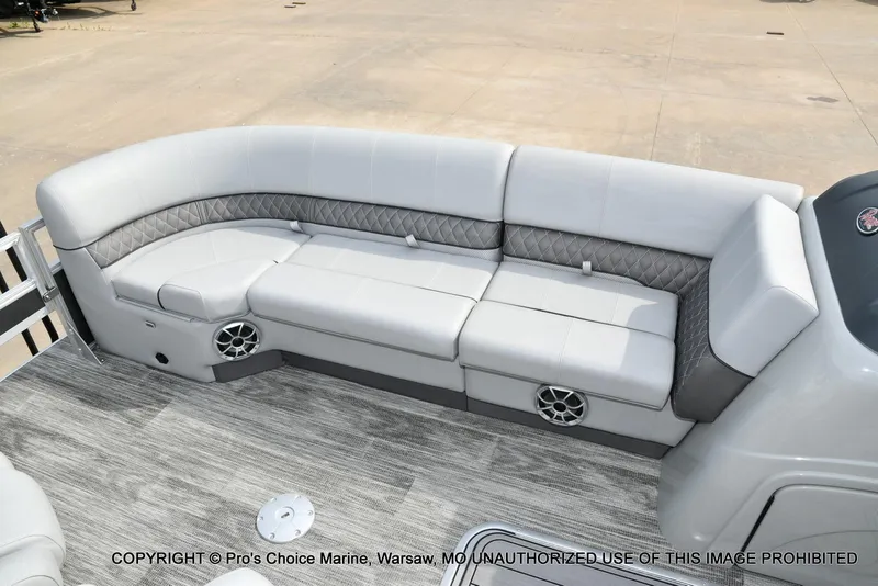 Slide: The Image of Ranger 223FC w/200HP Mercury 4 Stroke 2025 - 62