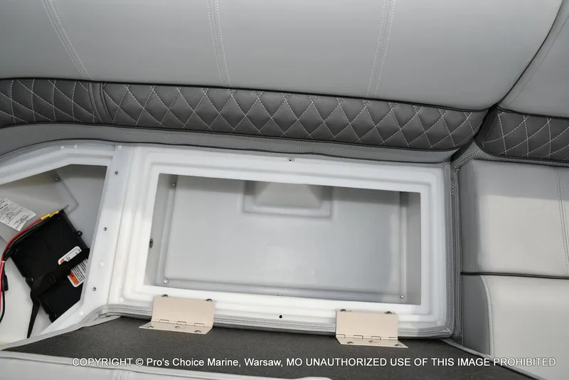 Slide: The Image of Ranger 223FC w/200HP Mercury 4 Stroke 2025 - 64