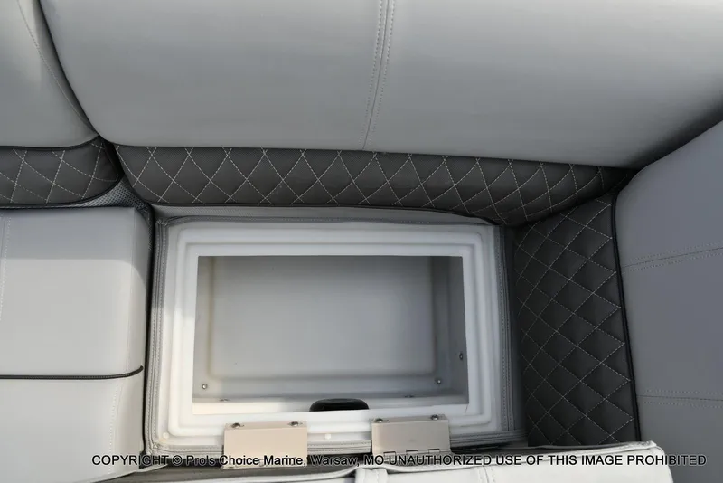 Slide: The Image of Ranger 223FC w/200HP Mercury 4 Stroke 2025 - 65