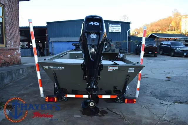 Slide: The Image of 2023 Tracker GRIZZLY® 1648 SC boat with 40 HP motor at Thayer's Marine. - 10