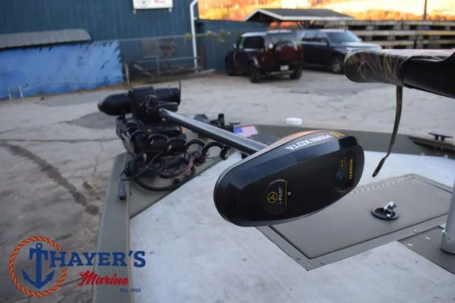 Slide: The Image of 2023 Tracker GRIZZLY® 1648 SC boat with trolling motor at Thayer's Marine. - 11