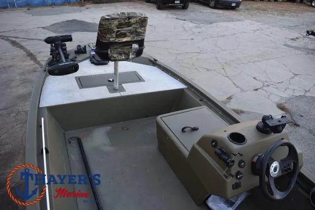 Slide: The Image of 2023 Tracker GRIZZLY® 1648 SC boat interior with camo seat and steering console. - 24