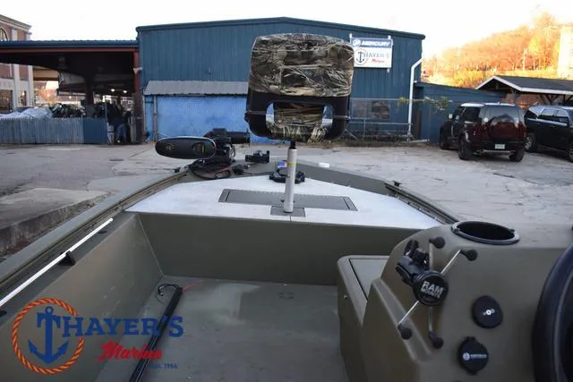 Slide: The Image of 2023 Tracker GRIZZLY® 1648 SC boat at Thayer's Marine dealership. - 25