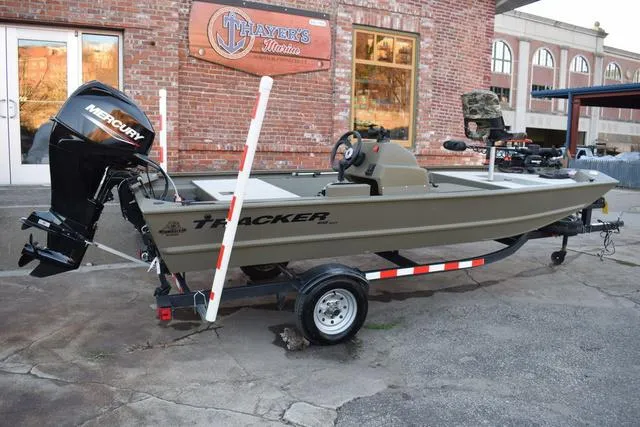 Slide: The Image of 2023 Tracker GRIZZLY® 1648 SC boat with Mercury engine on trailer, parked outside. - 30