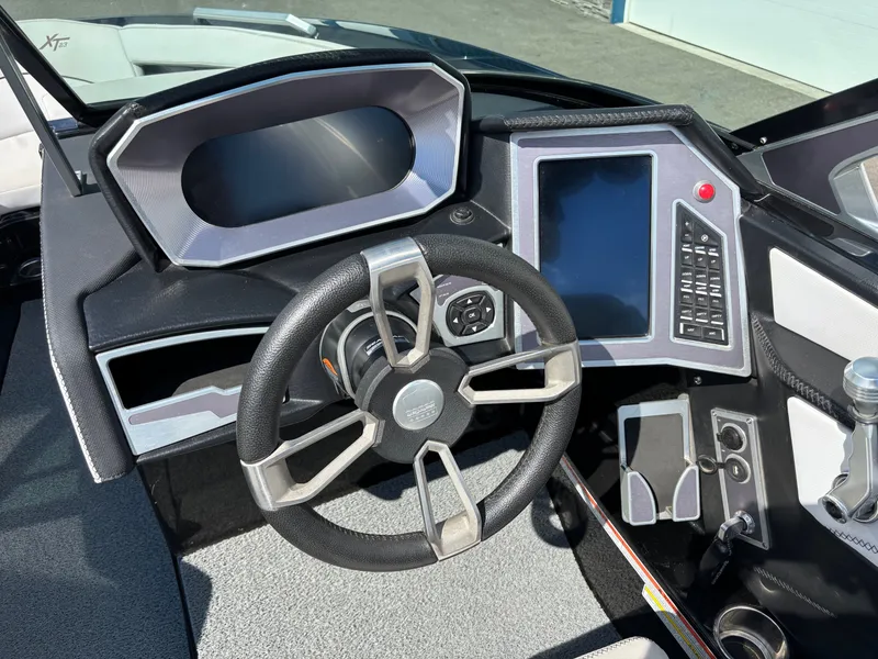 Slide: The Image of MasterCraft XT23 2020 - 10