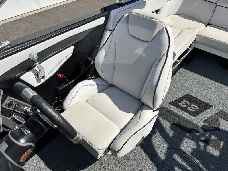Slide: The Image of MasterCraft XT23 2020 - 11