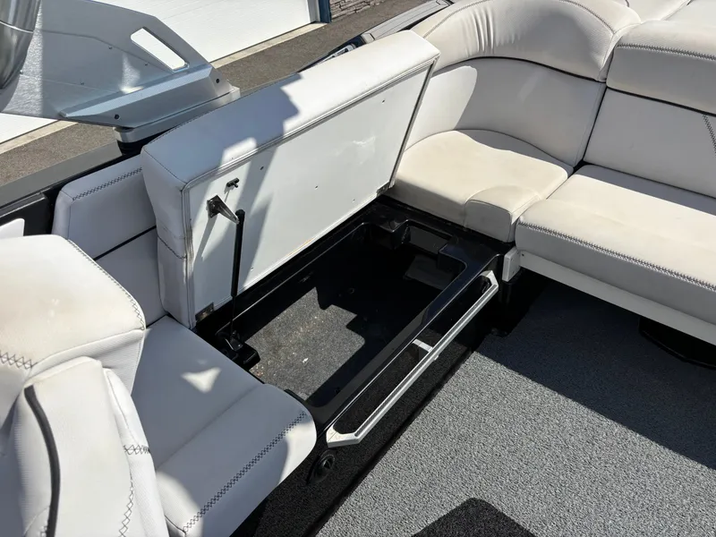 Slide: The Image of MasterCraft XT23 2020 - 12