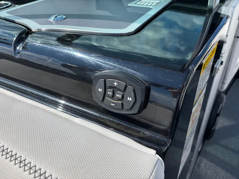 Slide: The Image of MasterCraft XT23 2020 - 14