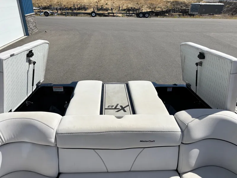 Slide: The Image of MasterCraft XT23 2020 - 16