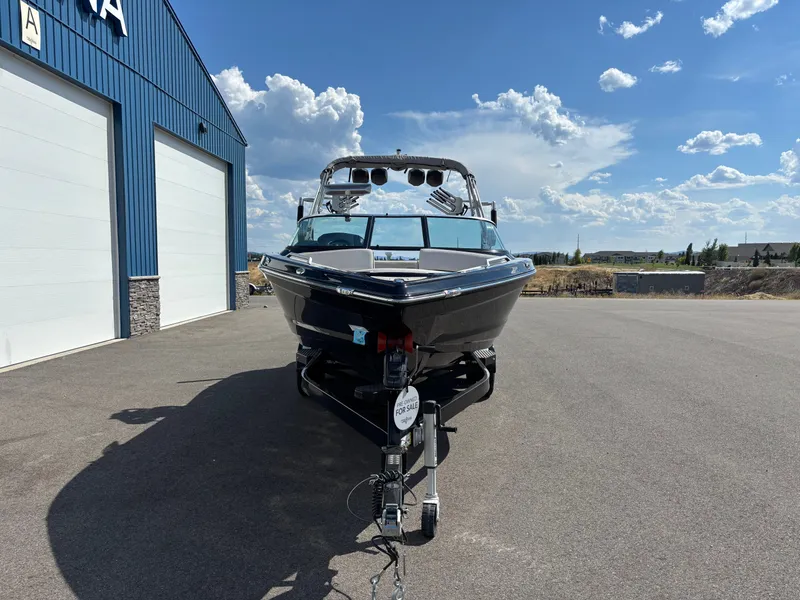 Slide: The Image of MasterCraft XT23 2020 - 3