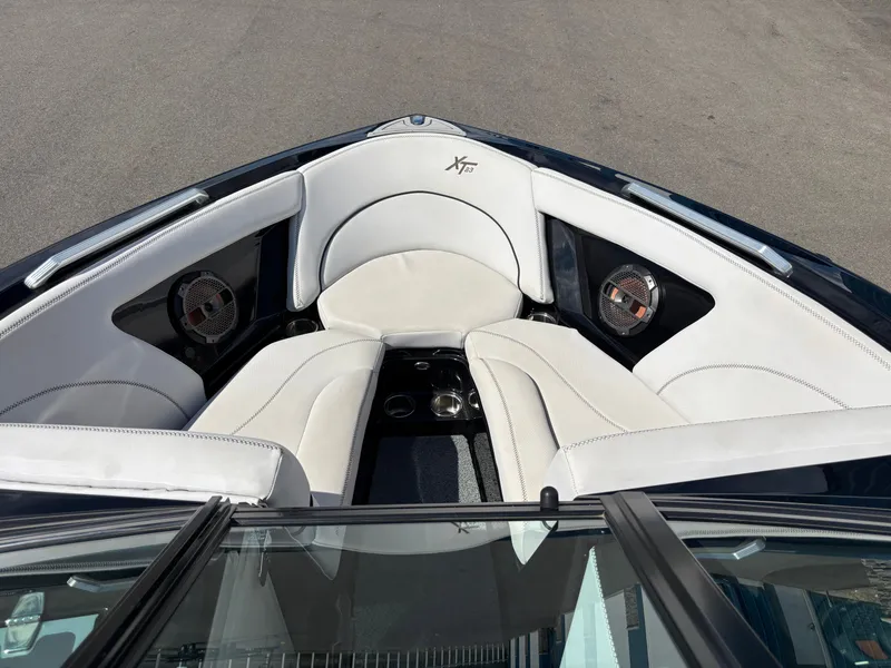 Slide: The Image of MasterCraft XT23 2020 - 7