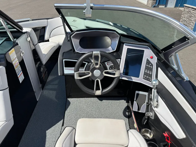 Slide: The Image of MasterCraft XT23 2020 - 9