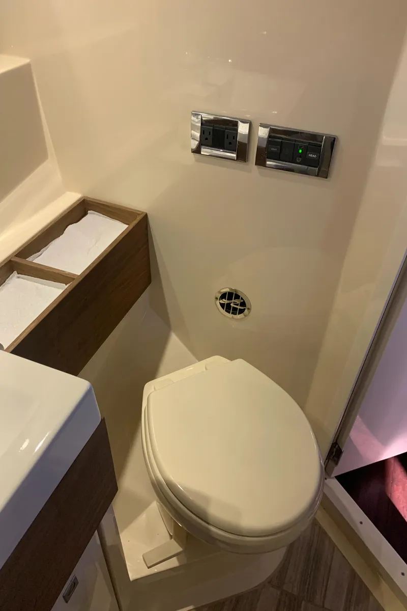 Slide: The Image of Sea Ray 410 Sundancer 2014 - 57