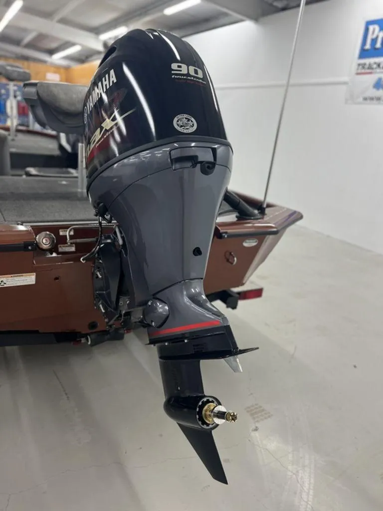 Slide: The Image of Avid 18XB boat with Yamaha 90 horsepower outboard motor, 2023 model. - 9