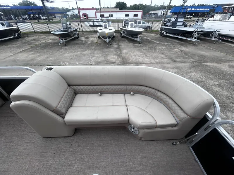 Slide: The Image of Ranger Reata 220C 2023 - 13