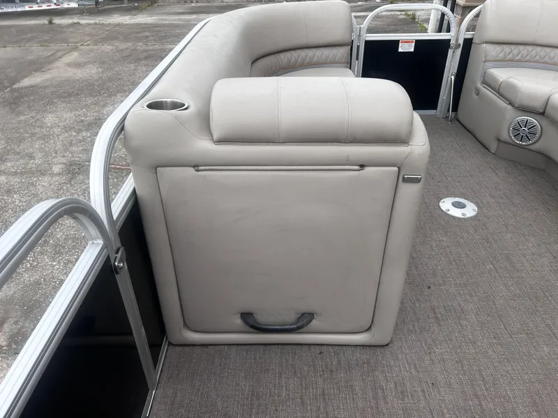 Slide: The Image of Ranger Reata 220C 2023 - 15