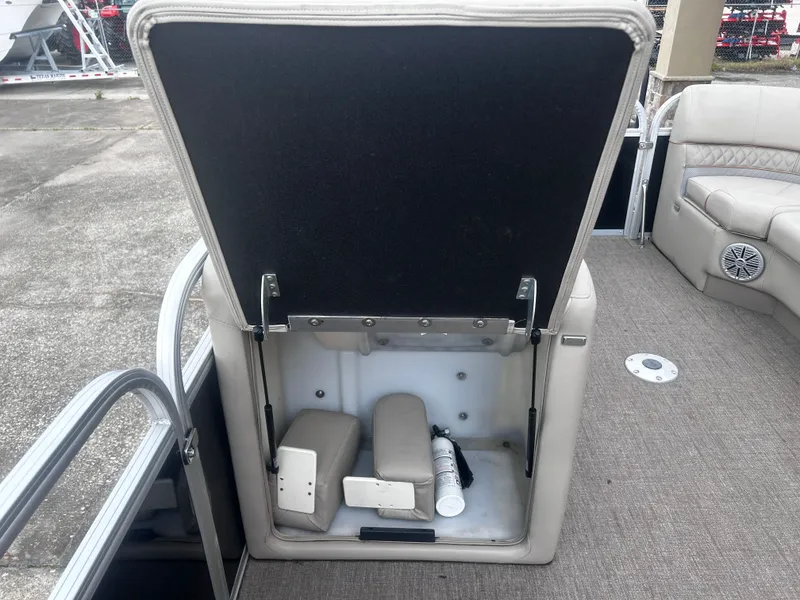 Slide: The Image of Ranger Reata 220C 2023 - 16