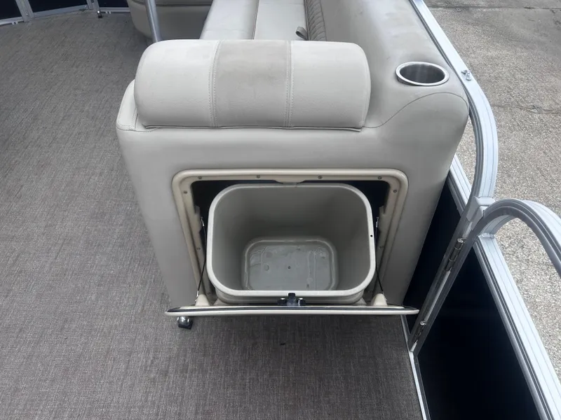 Slide: The Image of Ranger Reata 220C 2023 - 18