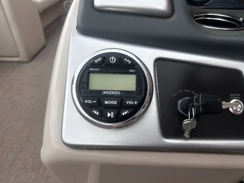 Slide: The Image of Ranger Reata 220C 2023 - 21