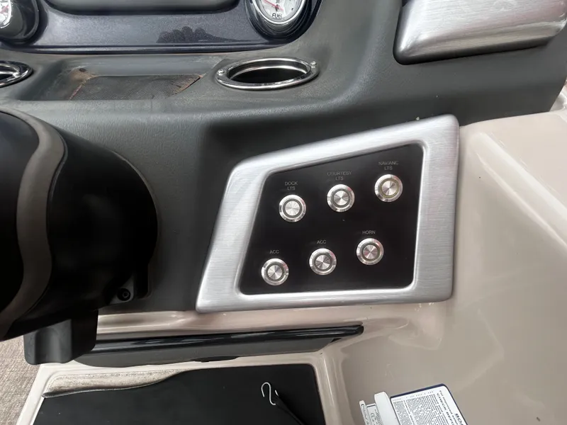 Slide: The Image of Ranger Reata 220C 2023 - 23